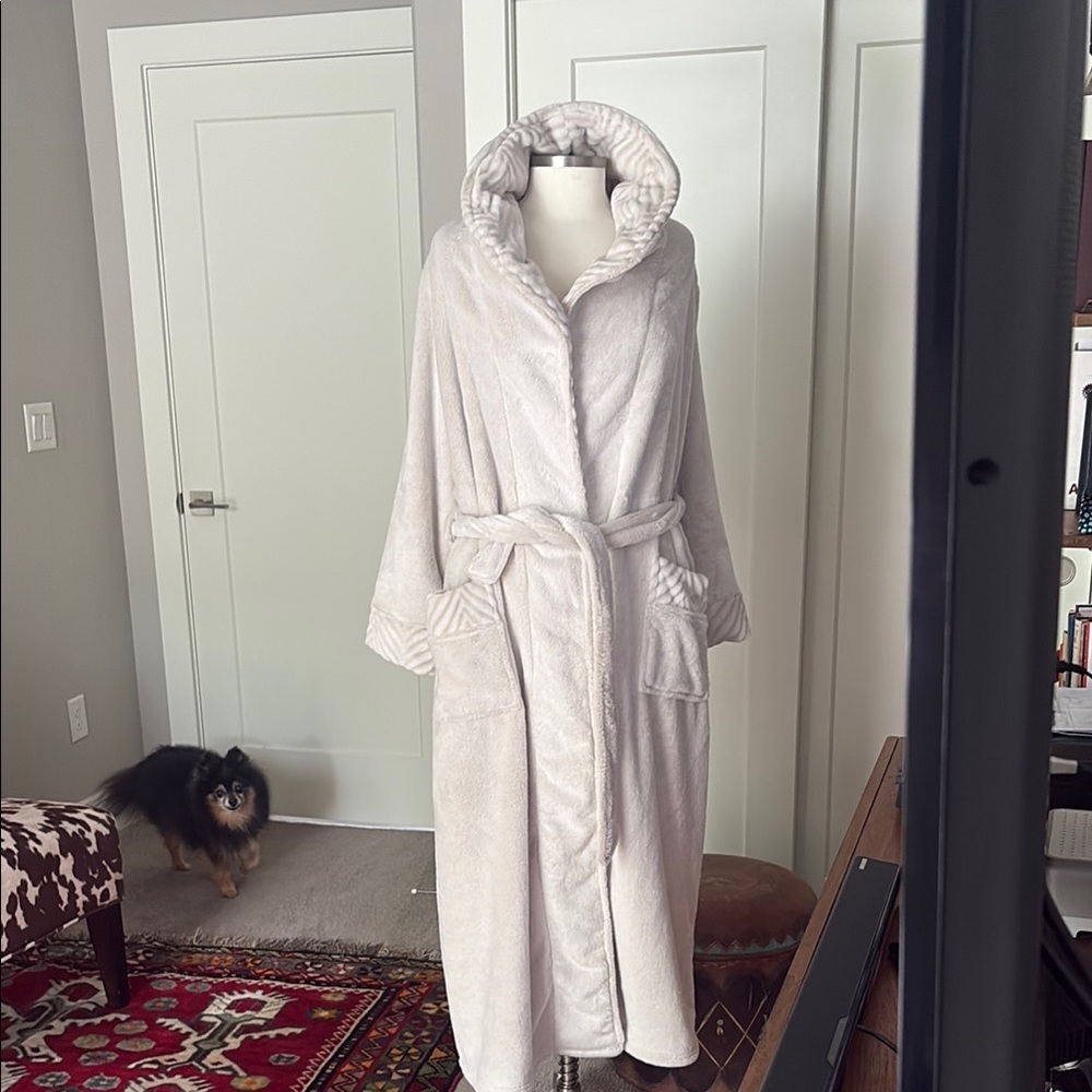 Soft Surroundings Plush Cream faux fisheries, washable robe. New. Sz med.